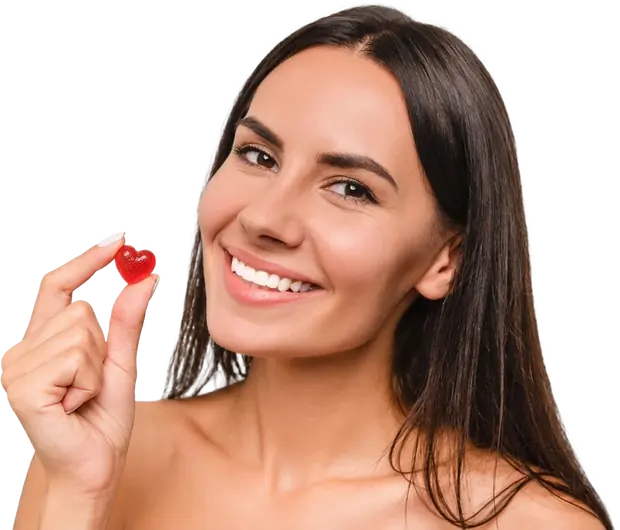 امرأة مبتسمة تحمل كبسولة كما في الصورة المرجعية